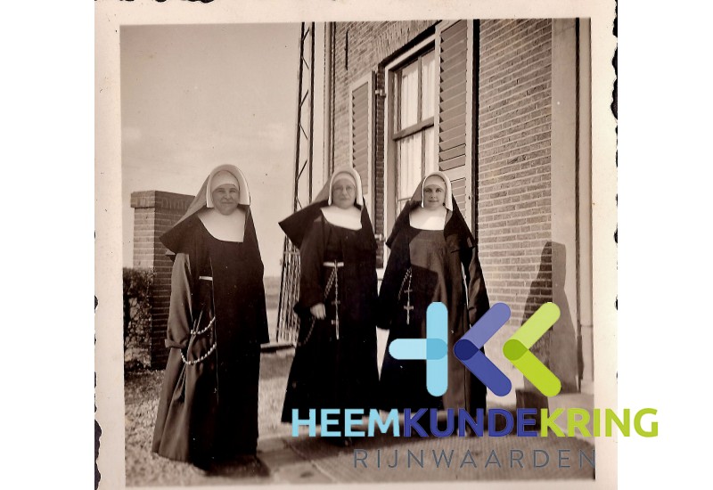 Zusters Johannastichting aan de voor zijde van het huis. Coll. HKR F000006